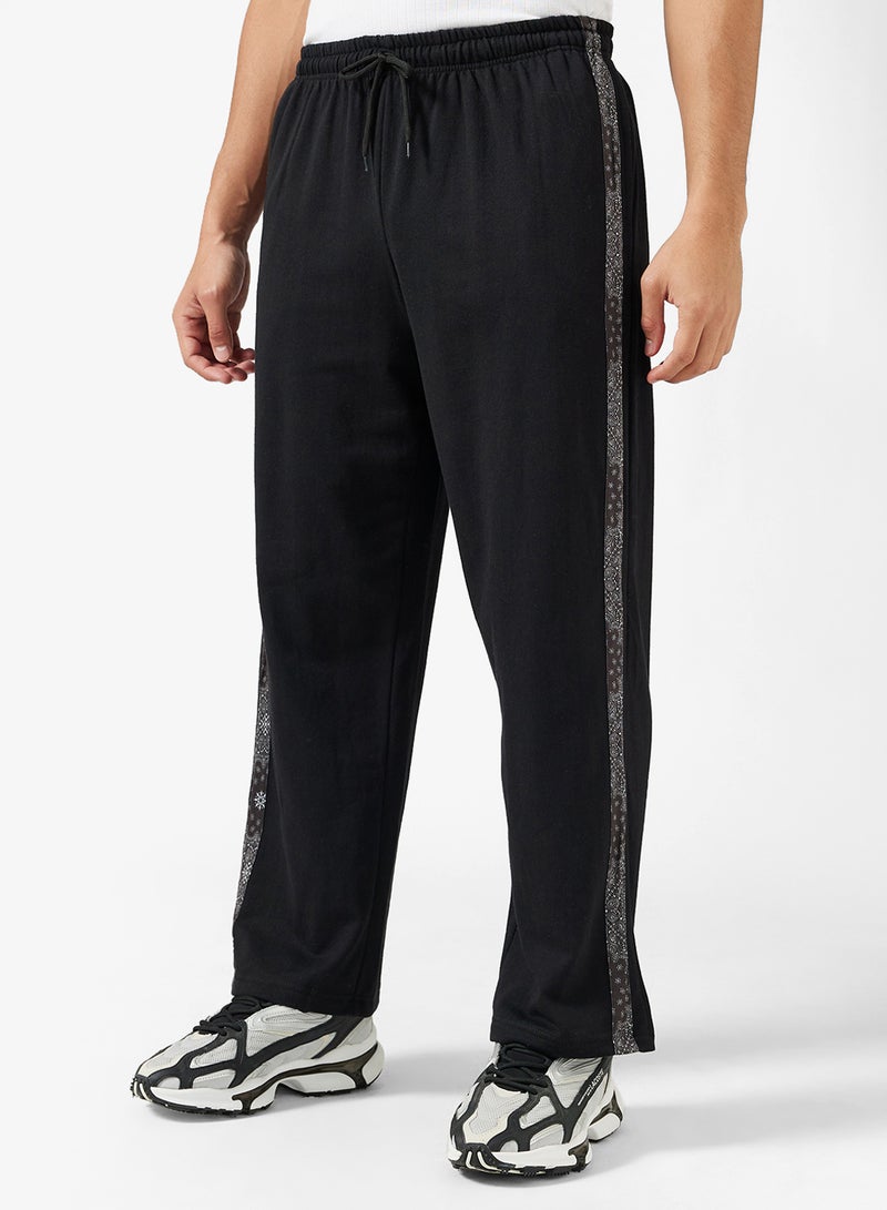 سفنتي فايف بيسيكس بنطلون رياضي مخطط بنمط باندانا بقصة مريحة - Image 1