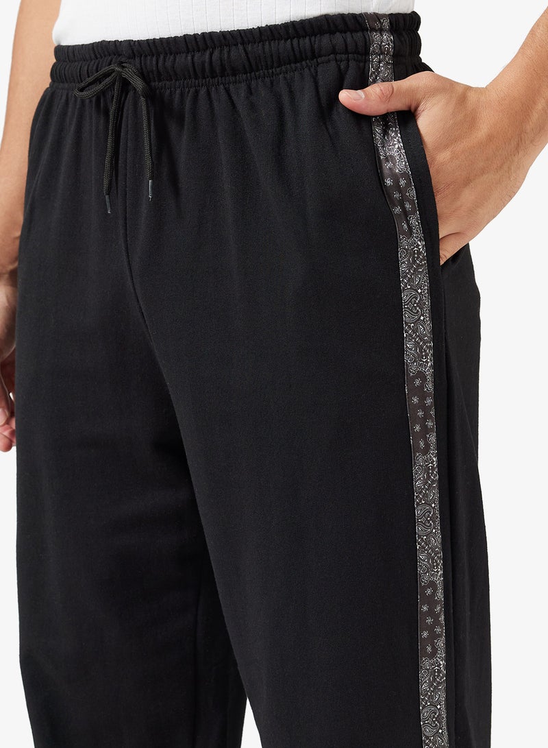 سفنتي فايف بيسيكس بنطلون رياضي مخطط بنمط باندانا بقصة مريحة - Image 4