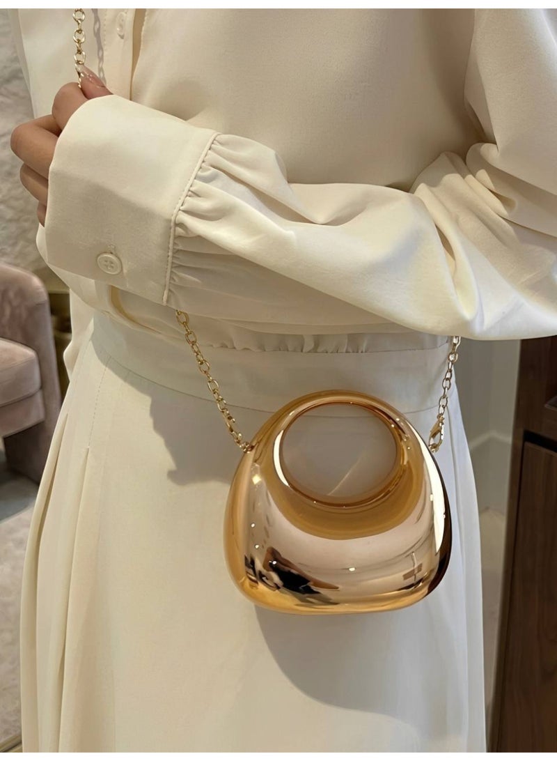 شنطة كلاتش ذهبية بتصميم هلال عصري مع حمالة سلسلة - Image 2