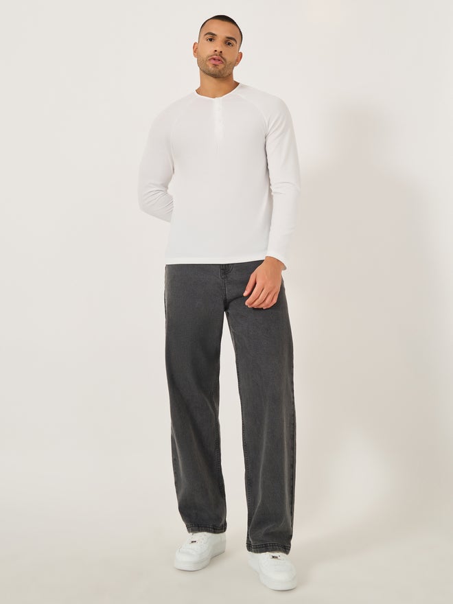 Styli Styli Solid Henley Neck Slim Fit T-Shirt - Image 2