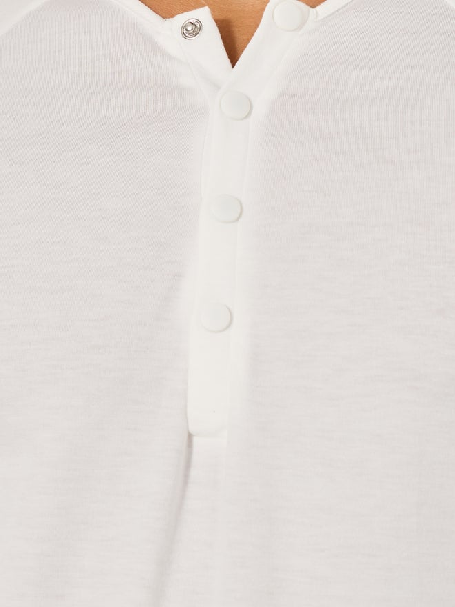 Styli Styli Solid Henley Neck Slim Fit T-Shirt - Image 3
