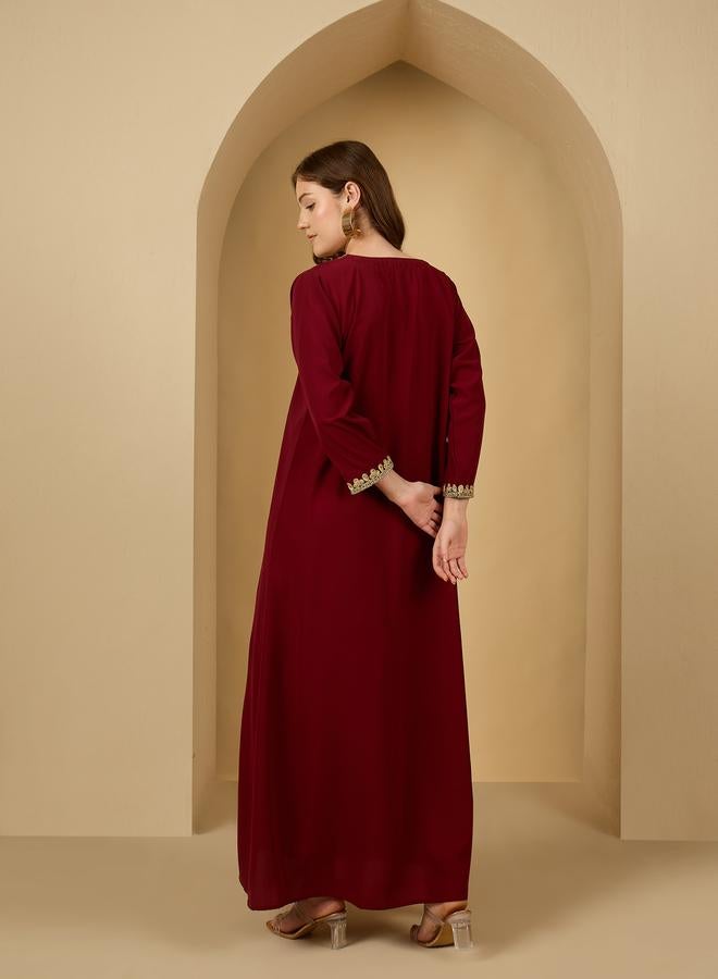 ستايلي جلابية مزينة بالدانتيل بياقة على شكل حرف - Image 5