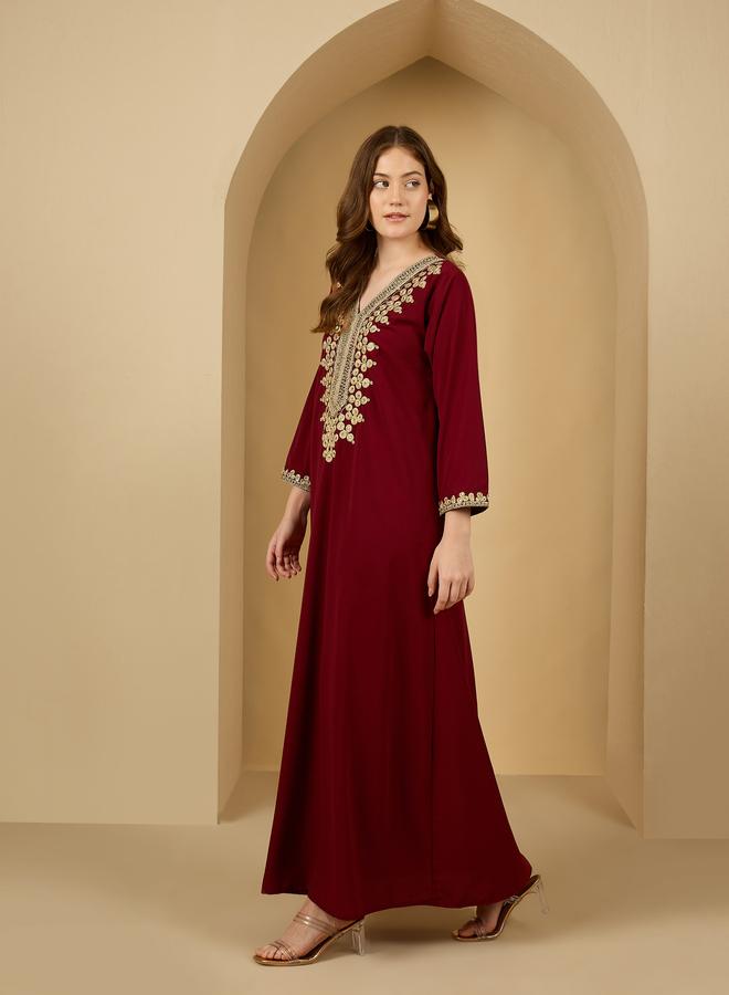 ستايلي جلابية مزينة بالدانتيل بياقة على شكل حرف - Image 3