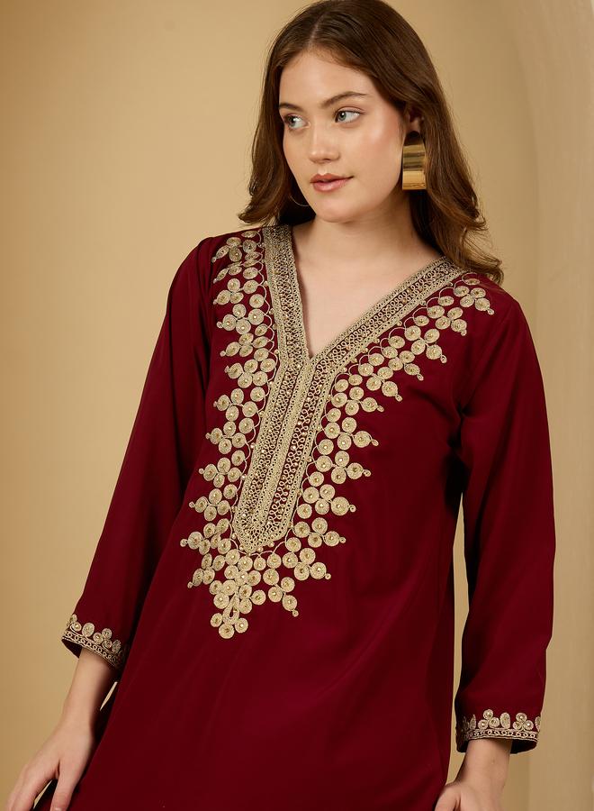 ستايلي جلابية مزينة بالدانتيل بياقة على شكل حرف - Image 4