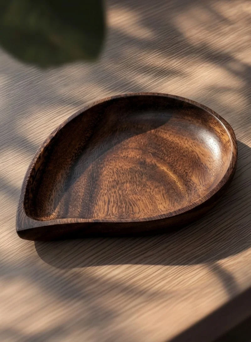 سوق الزعفران طبق خشبي على شكل دمعة