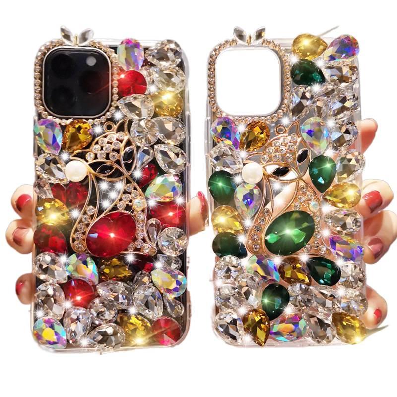 غطاء واقي بAcrylic لـ iPhone 17 / 17 Air / 17 Pro / 17 Pro Max مع أحجار الراين ونقشة الثعلب مع نمط الأحجار الكريمة باللون أخضر بتفاصيل مرصعة من الأكريليك باللون الأخضر - Layan Lure - Image 3