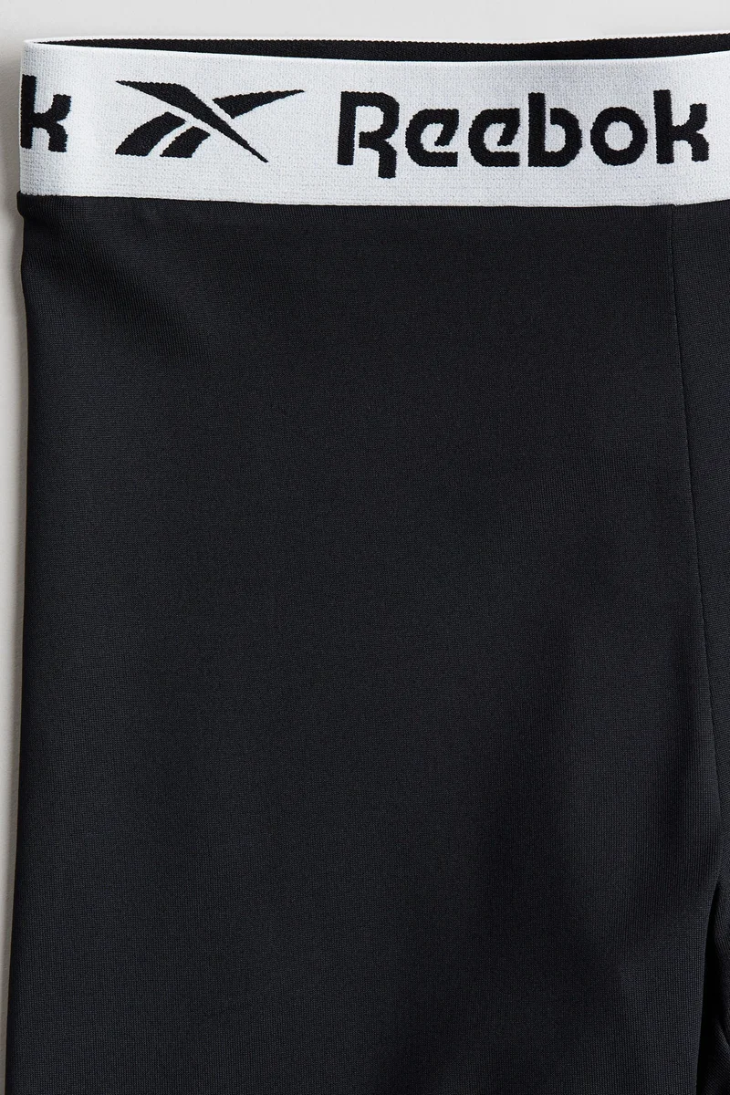 اتش اند ام شورت رياضي ضيق مزين بطبعة