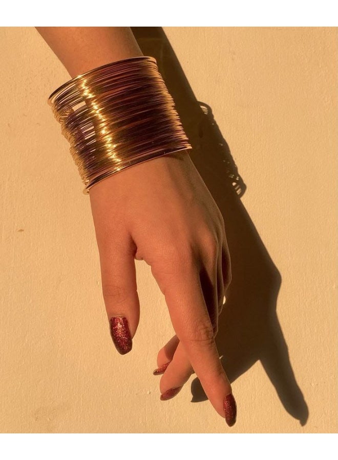 طقم أساور نسائية ذهبية مقاس ٨ سم – تصميم عصري متعدد الطبقات يمنحك إطلالة فخمة وجريئة - Image 5