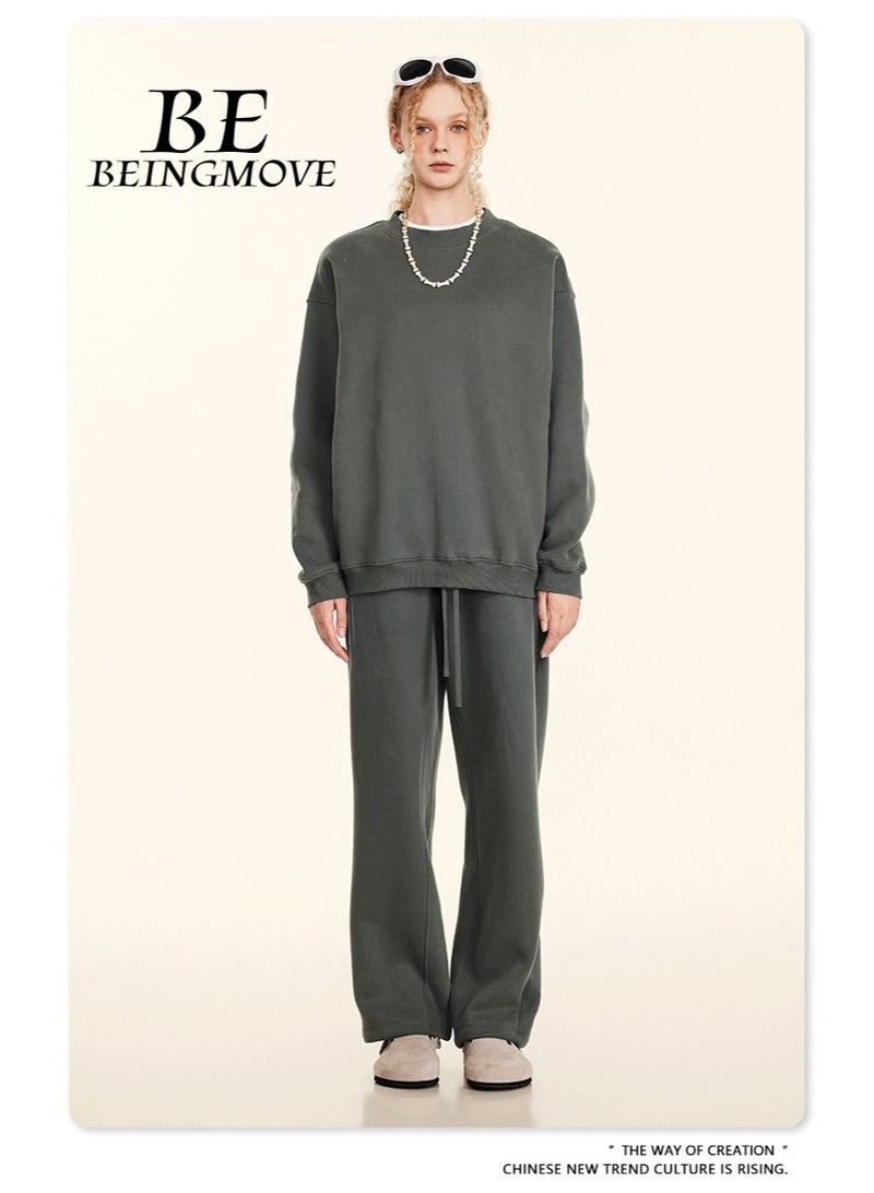 بى طقم هودي جديد من ماركة أمريكية عصرية لعام ٢٠٢٥، مكون من قطعتين: هودي بأكمام طويلة مبطن بالفرو وياقة دائرية، وبنطال رياضي بقصة مستقيمة، طقم كاجوال للجنسين (لون رمادي محاري). - Image 1