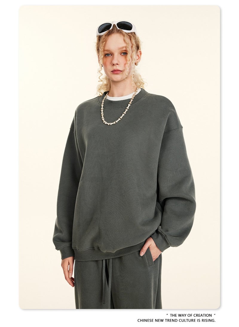 بى طقم هودي جديد من ماركة أمريكية عصرية لعام ٢٠٢٥، مكون من قطعتين: هودي بأكمام طويلة مبطن بالفرو وياقة دائرية، وبنطال رياضي بقصة مستقيمة، طقم كاجوال للجنسين (لون رمادي محاري). - Image 5