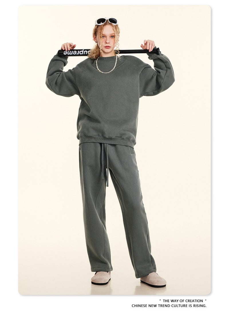 بى طقم هودي جديد من ماركة أمريكية عصرية لعام ٢٠٢٥، مكون من قطعتين: هودي بأكمام طويلة مبطن بالفرو وياقة دائرية، وبنطال رياضي بقصة مستقيمة، طقم كاجوال للجنسين (لون رمادي محاري). - Image 4