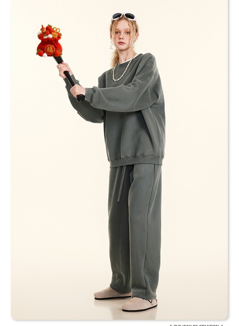 بى طقم هودي جديد من ماركة أمريكية عصرية لعام ٢٠٢٥، مكون من قطعتين: هودي بأكمام طويلة مبطن بالفرو وياقة دائرية، وبنطال رياضي بقصة مستقيمة، طقم كاجوال للجنسين (لون رمادي محاري). - Image 2