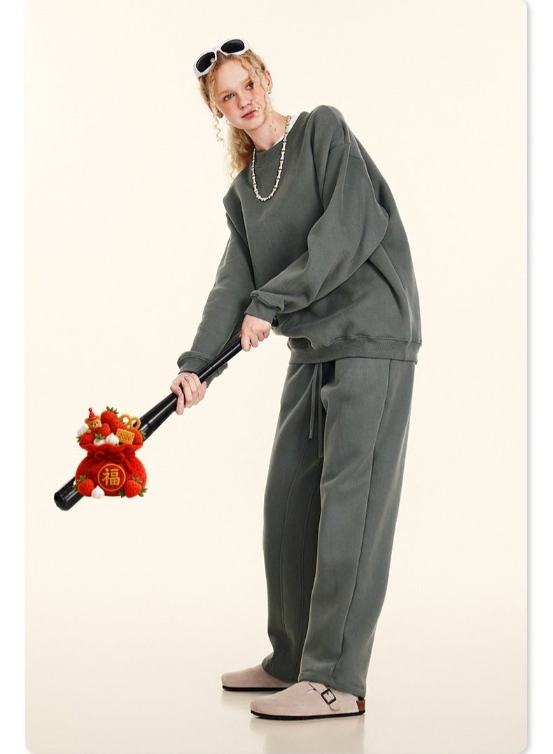 بى طقم هودي جديد من ماركة أمريكية عصرية لعام ٢٠٢٥، مكون من قطعتين: هودي بأكمام طويلة مبطن بالفرو وياقة دائرية، وبنطال رياضي بقصة مستقيمة، طقم كاجوال للجنسين (لون رمادي محاري). - Image 3