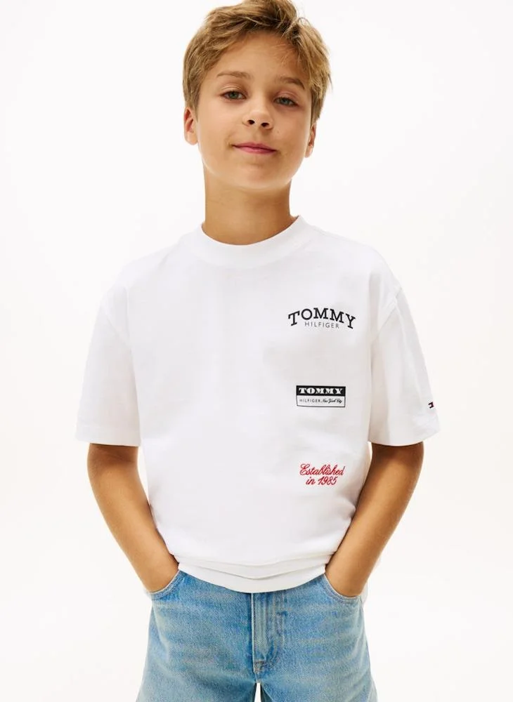 تومي هيلفيغر تيشيرت يافعين بطبعات متعددة بقصة عادية