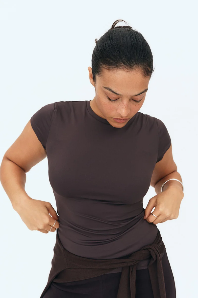 اتش اند ام تي-شيرت ضيق من الميكروفيبر