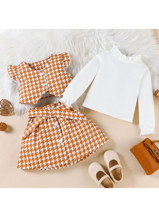 طقم بنات من ثلاث قطع: سترة بلون واحد بأكمام طويلة، سترة بكم طائر بخط الصقيل، وفستان