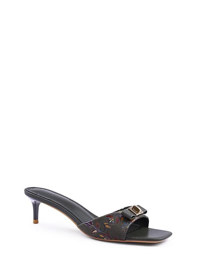 أيقون صنادل نسائية بكعب مزينة بأزهار وحزام مشبك