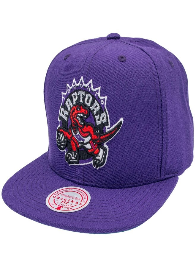 ميتشل آند نيس قبعة ميتشل آند نيس تورنتو رابتورز NBA Team Ground Snapback باللون البنفسجي/البنفسجي/الأخضر - Image 1