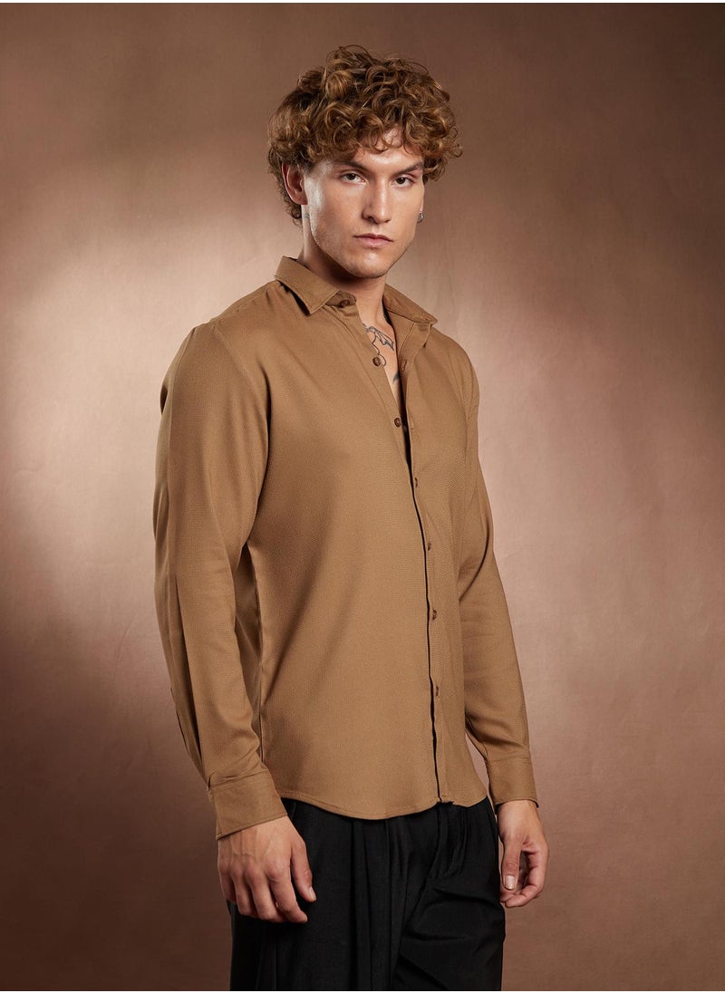 Campus Sutra Campus Sutra Men's Mocha Brown Solid Waffle-Weave Shirt For Casual Wear | Spread Collar | Long Cuffed Sleeves | Button Closure | Shirt Crafted With Comfort Fit For Everyday Wear  - Image 3