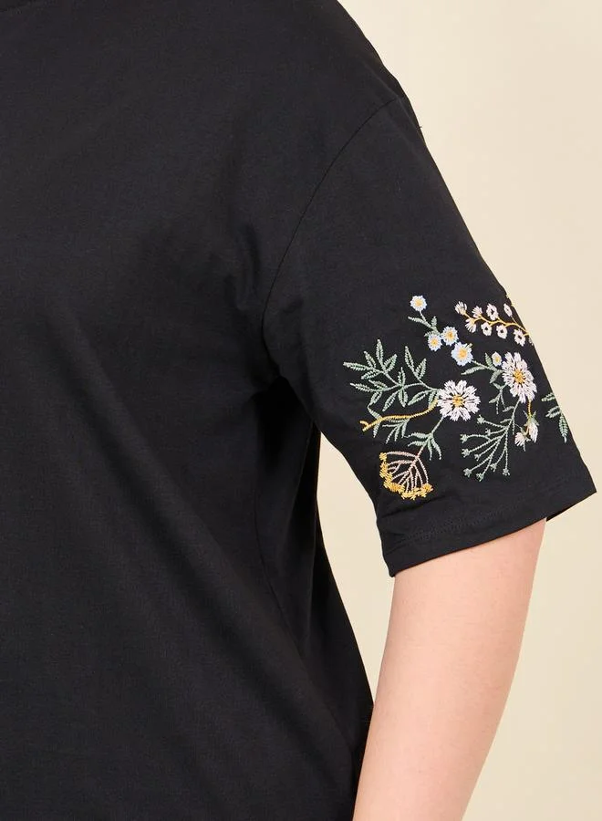Styli Plus Oversized Embroidered Sleeves Longline T-shirt