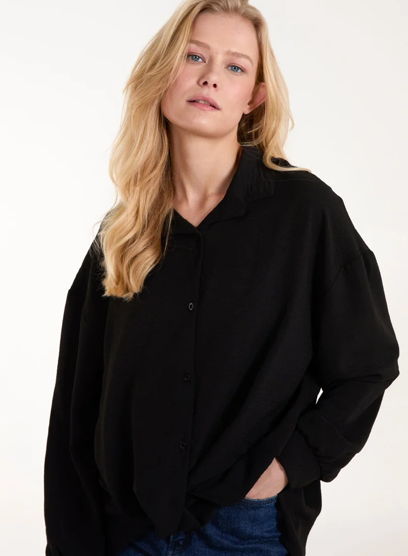 بلو فانيلا قميص بياقة ملتفة