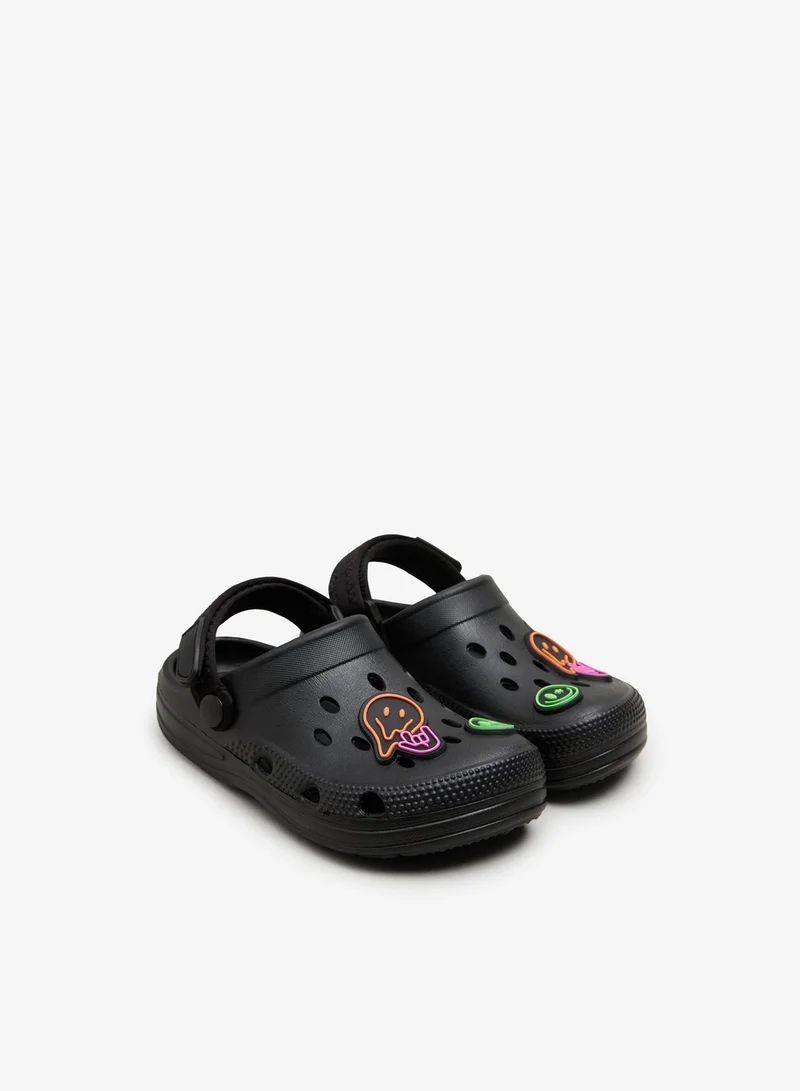 ماتلان Boys Black Smiley Badge Clogs