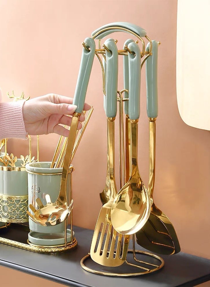 مجموعة أدوات المطبخ من الفولاذ المقاوم للصدأ من سبع قطع (ذهبية) – مجموعة أدوات الطهي من 7 قطع مع رف عالق، وتشمل: ملعقة منقودة، ملعقة فاخرة منقودة، ملعقة كبيرة، ملعقة صب الحساء، ملعقة فاخرة، ملعقة Паستا - Image 4