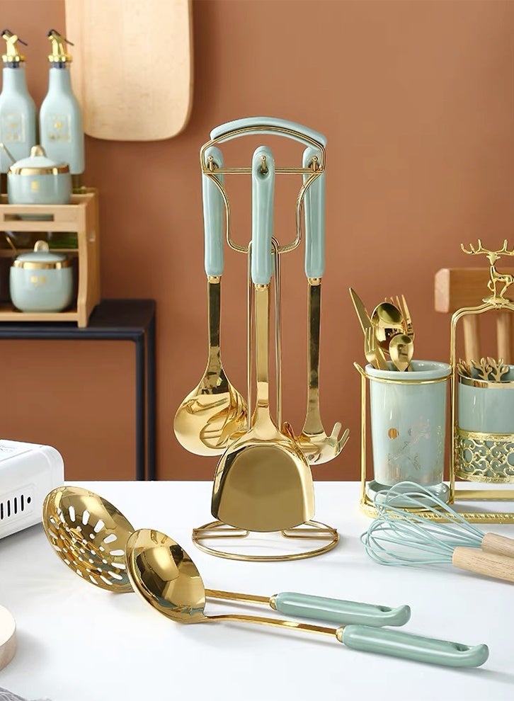 مجموعة أدوات المطبخ من الفولاذ المقاوم للصدأ من سبع قطع (ذهبية) – مجموعة أدوات الطهي من 7 قطع مع رف عالق، وتشمل: ملعقة منقودة، ملعقة فاخرة منقودة، ملعقة كبيرة، ملعقة صب الحساء، ملعقة فاخرة، ملعقة Паستا - Image 3