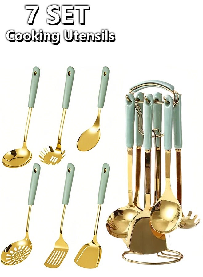 مجموعة أدوات المطبخ من الفولاذ المقاوم للصدأ من سبع قطع (ذهبية) – مجموعة أدوات الطهي من 7 قطع مع رف عالق، وتشمل: ملعقة منقودة، ملعقة فاخرة منقودة، ملعقة كبيرة، ملعقة صب الحساء، ملعقة فاخرة، ملعقة Паستا - Image 1
