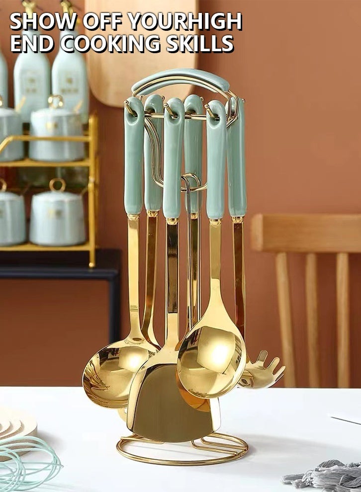 مجموعة أدوات المطبخ من الفولاذ المقاوم للصدأ من سبع قطع (ذهبية) – مجموعة أدوات الطهي من 7 قطع مع رف عالق، وتشمل: ملعقة منقودة، ملعقة فاخرة منقودة، ملعقة كبيرة، ملعقة صب الحساء، ملعقة فاخرة، ملعقة Паستا - Image 2