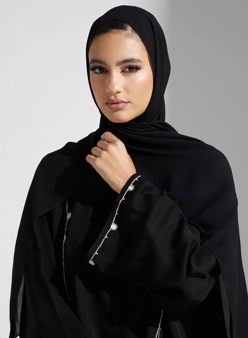 هيا كلوزيت عباية مزخرفة بأكمام واسعة