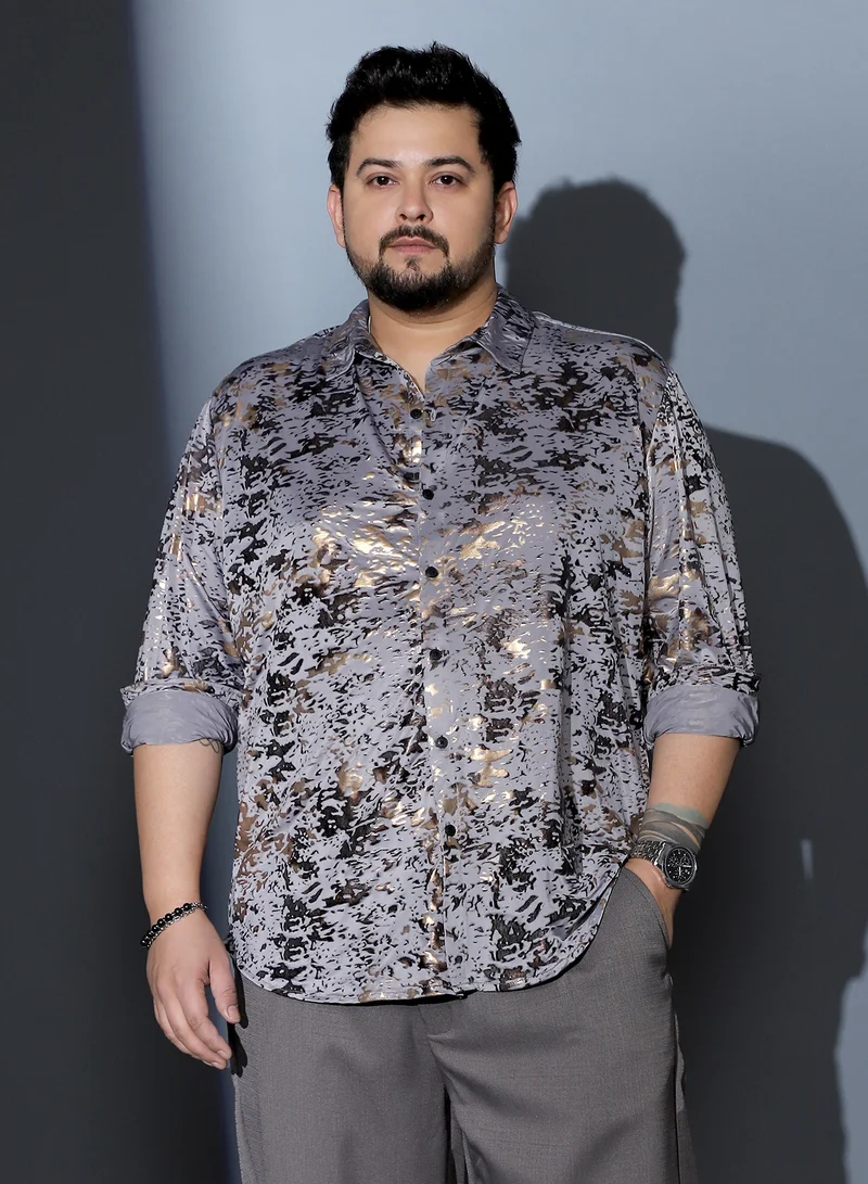 انستافاب بلس قميص رجالي مطبوع بنقوش مموهة من إنستافاب بلس بياقة عادية وأكمام طويلة بأساور وإغلاق بأزرار وحافة منحنية وطبعة تجريدية من نسيج منسوج للمناسبات المسائية بلون رمادي قمري