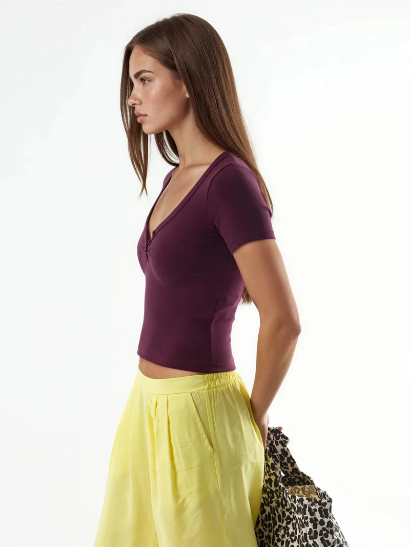 بوسيم BUSEM V-Neck Short Sleeve Knitted Blouse with Button Closure