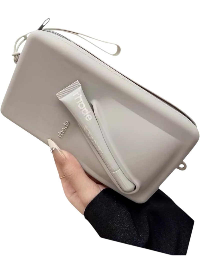 رود حقيبة رود بوتش مع حزام قابل للتعديل وملمع شفاه - حقيبة مستحضرات تجميل صغيرة انيقة للمكياج والسفر والضروريات اليومية (رمادي) - Image 1