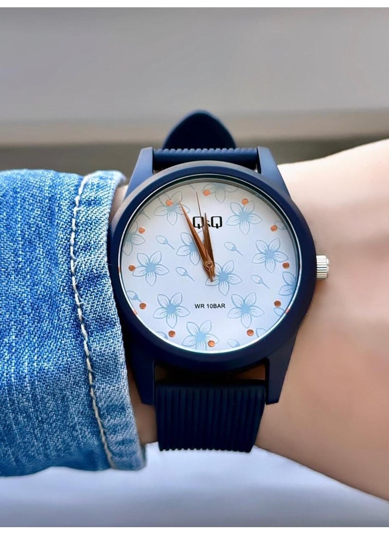 Q&Q Women's Waterproof Plastic Band Wristwatch  - Image 2