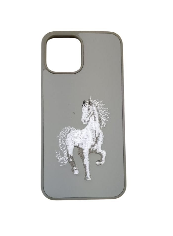 كيس جراب هاتف مضاد للصدمات بتصميم تطريز حصان لهاتف آيفون 14 بلس باللون رمادي