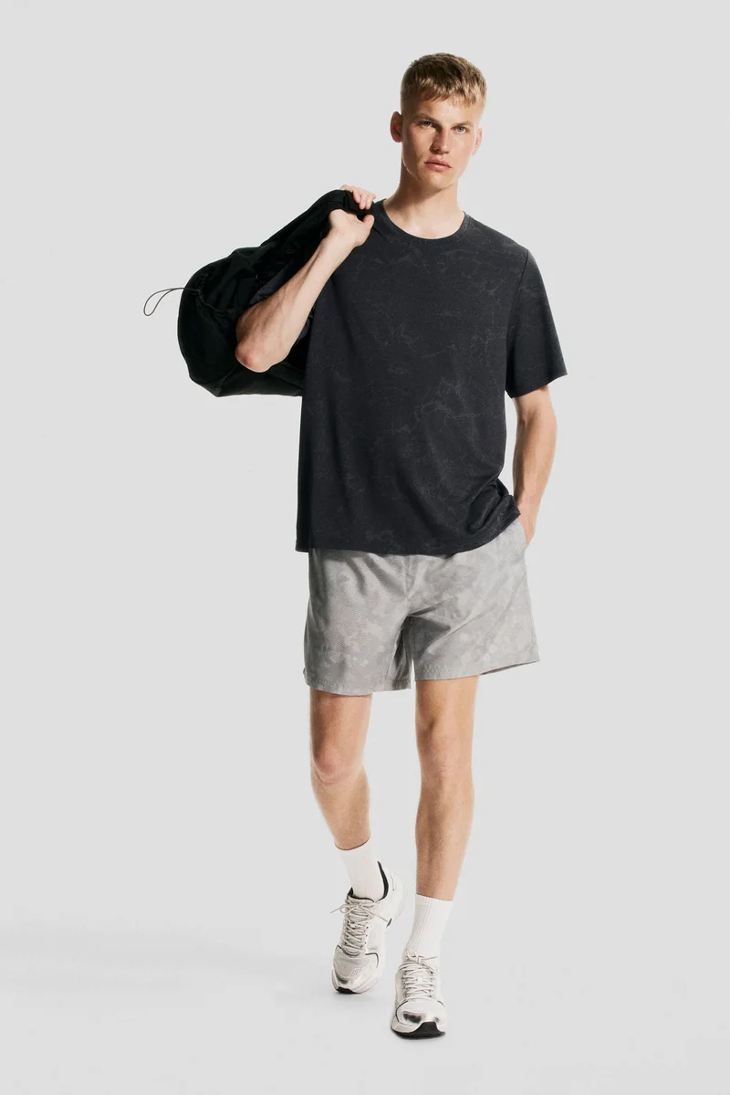 اتش اند ام بلوزة رياضية من نسيج دراي موف