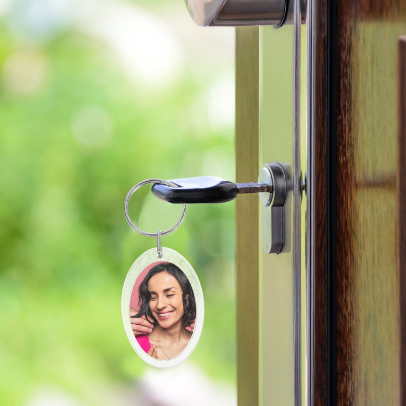 🏠 24 قطعة سلسلة مفاتيح إطار صور أكريليك إبداعية بيضاوية - Image 3