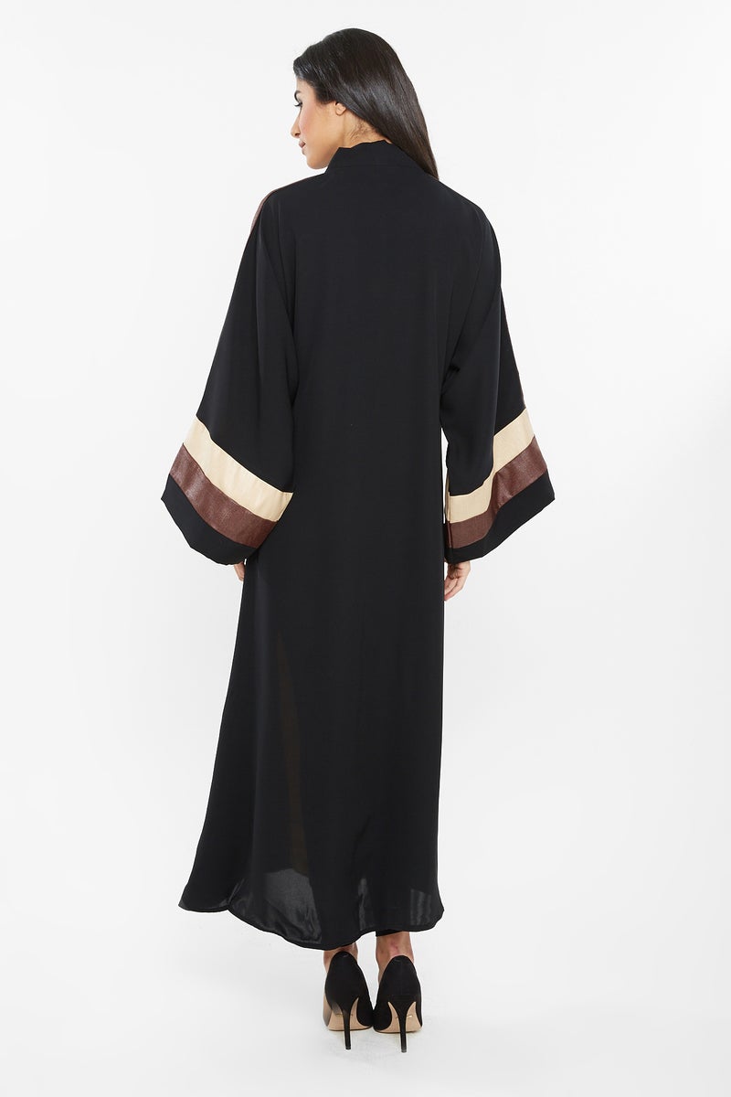 النخبة عباية مخططة كاجوال بتفاصيل مخططة باللون البني اللامع والكريمي - Image 3