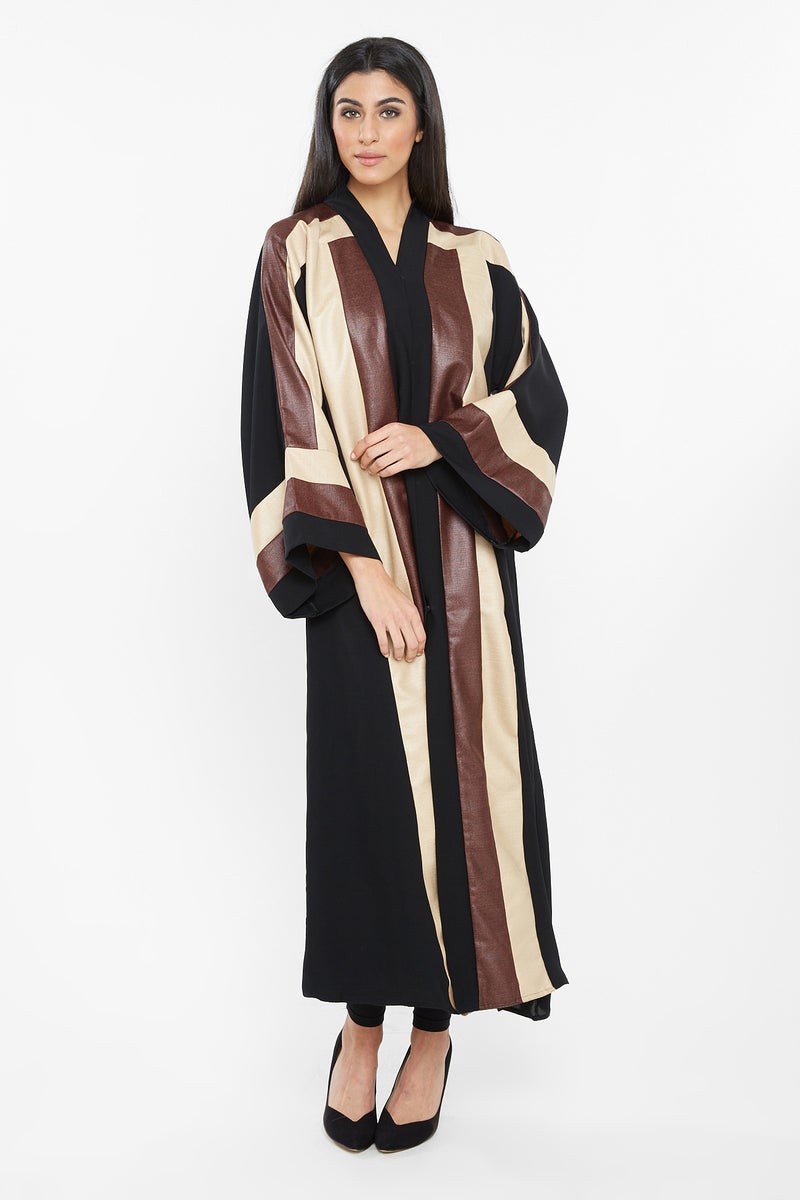 النخبة عباية مخططة كاجوال بتفاصيل مخططة باللون البني اللامع والكريمي - Image 1