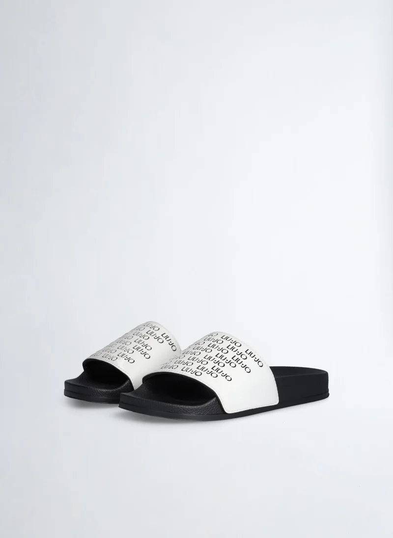 ليو جو صندل مزين بشعار على كامل التصميم