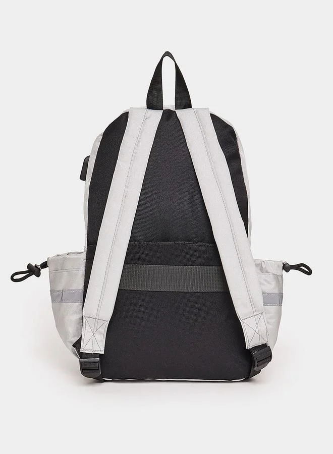 ستايلي حقيبة ظهر بسحاب أمامي وجيب وتفاصيل رقعة