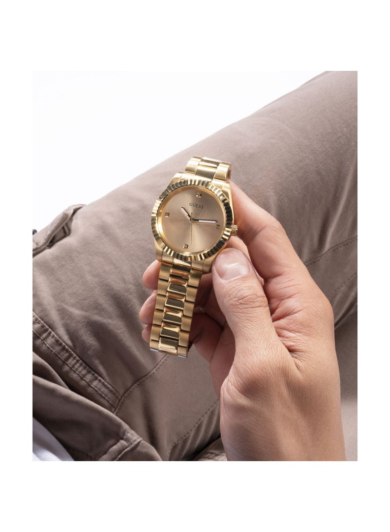 GUESS ساعة جيس للرجال بهيكل ذهبي اللون وسوار من الستانلس ستيل باللون الذهبي GW0542G2 - Image 5