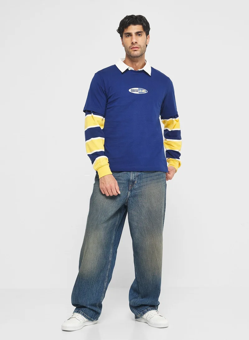 جس تيشيرت بياقة دائرية وشعار