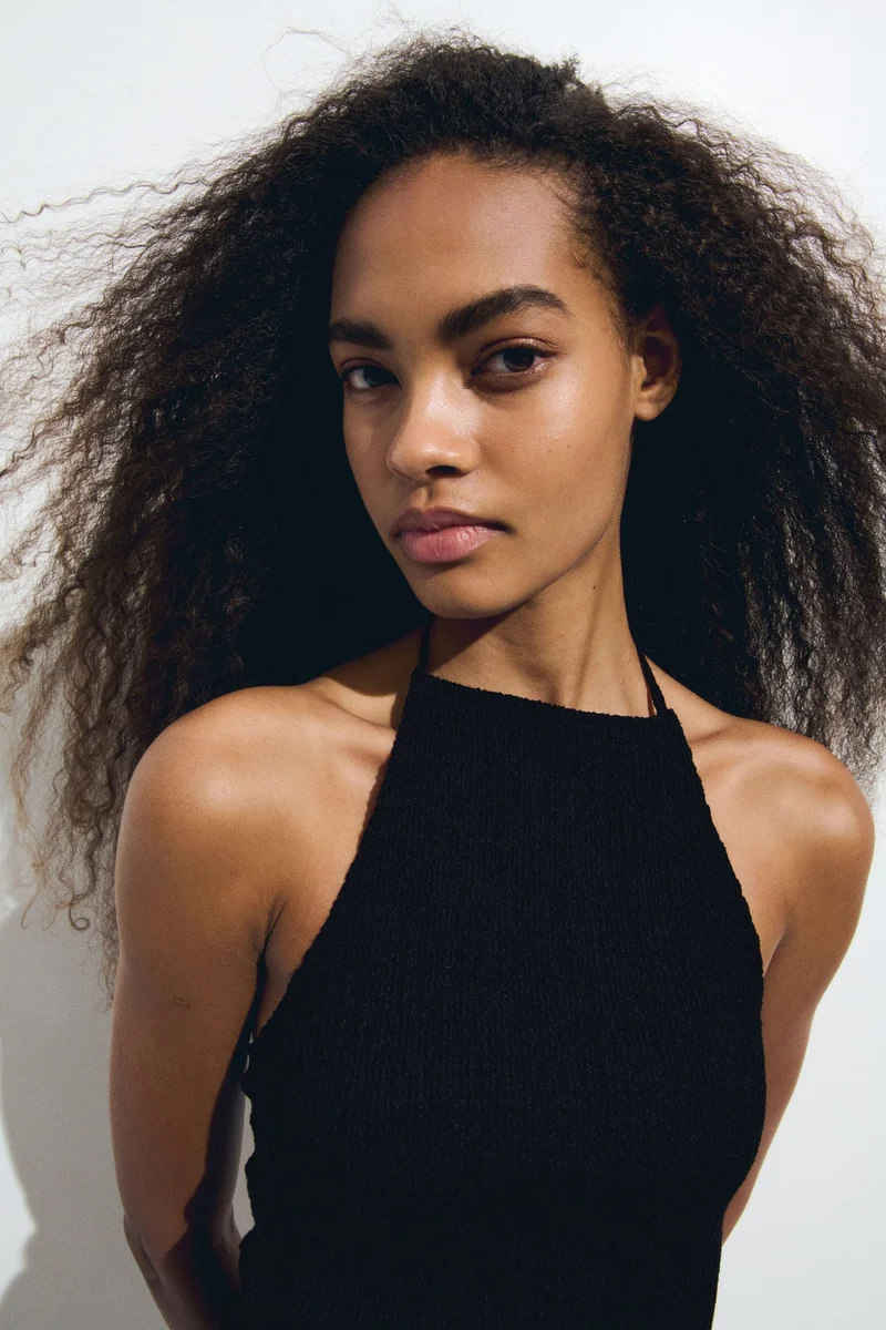 اتش اند ام بلوزة بتصميم ملفوف حول الرقبة من نسيج بارز الملمس