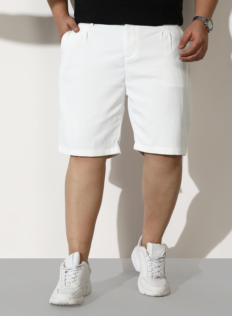 انستافاب بلس شورت رجالي من مزيج الكتان مطوي بخصر مطاطي وفتحة زر وحاشية مستقيمة بلون أبيض طباشيري - Image 2