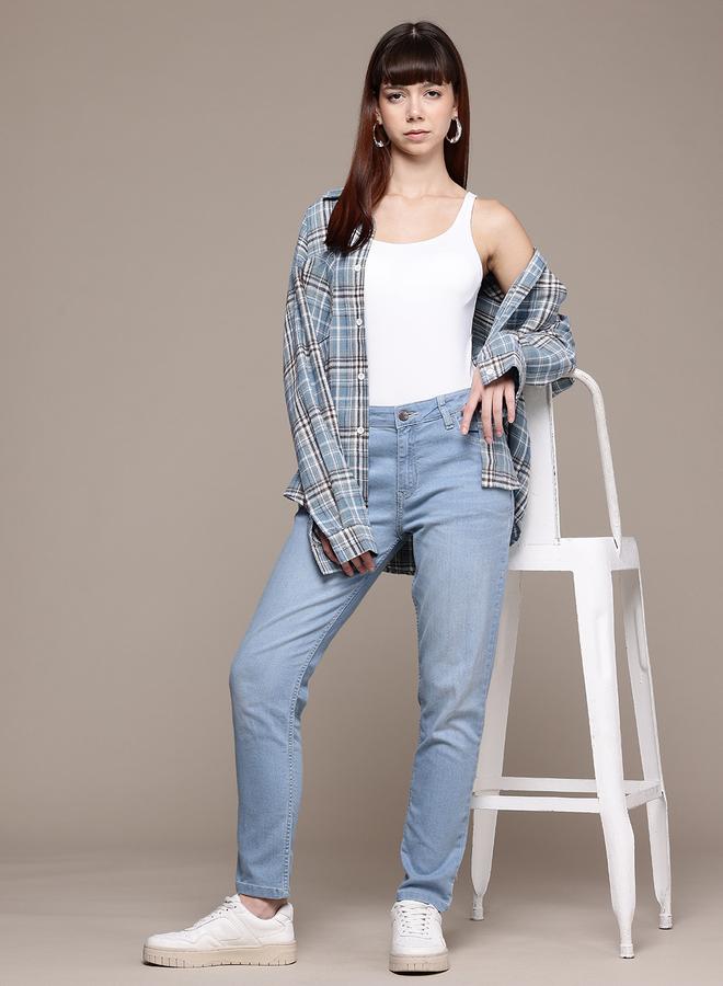 مرفوعة جينز بقصة ضيقة وخصر متوسط بتدرج خفيف - Image 4