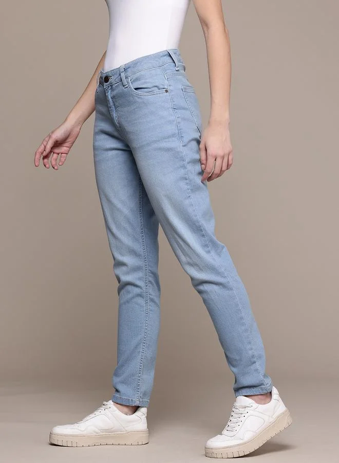 مرفوعة جينز بقصة ضيقة وخصر متوسط بتدرج خفيف