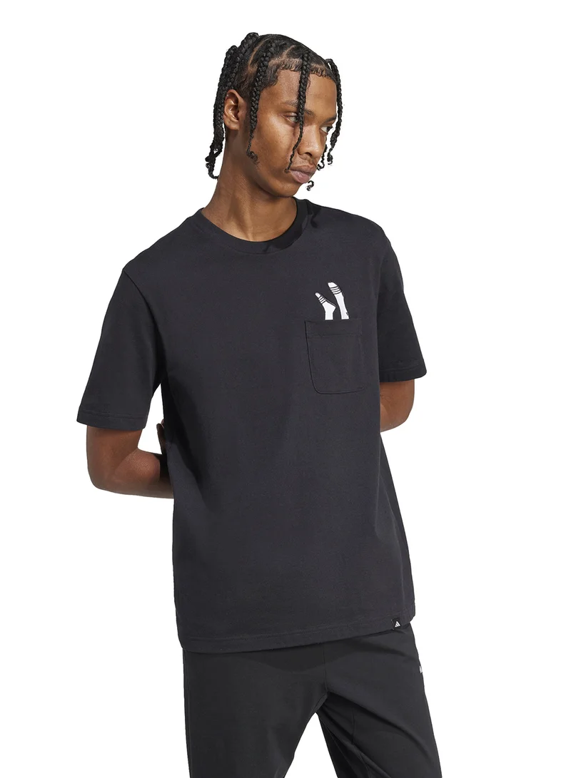 adidas تيشيرت بجيوب برسومات من لاونج سلايدز