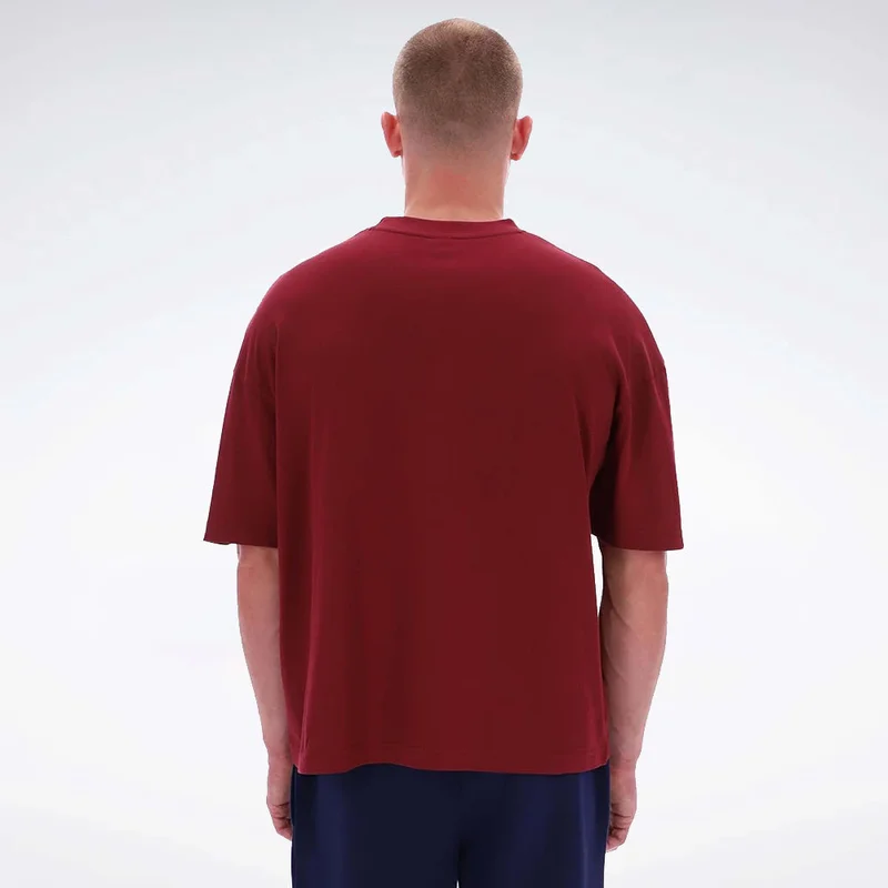 ريبوك Old-school drip. New-school fit. This varsity-style graphic Tee throws it back with bold branding and retro collegiate energy. A boxy cut and pure cotton jersey keep it breathable durable and effortlessly cool.